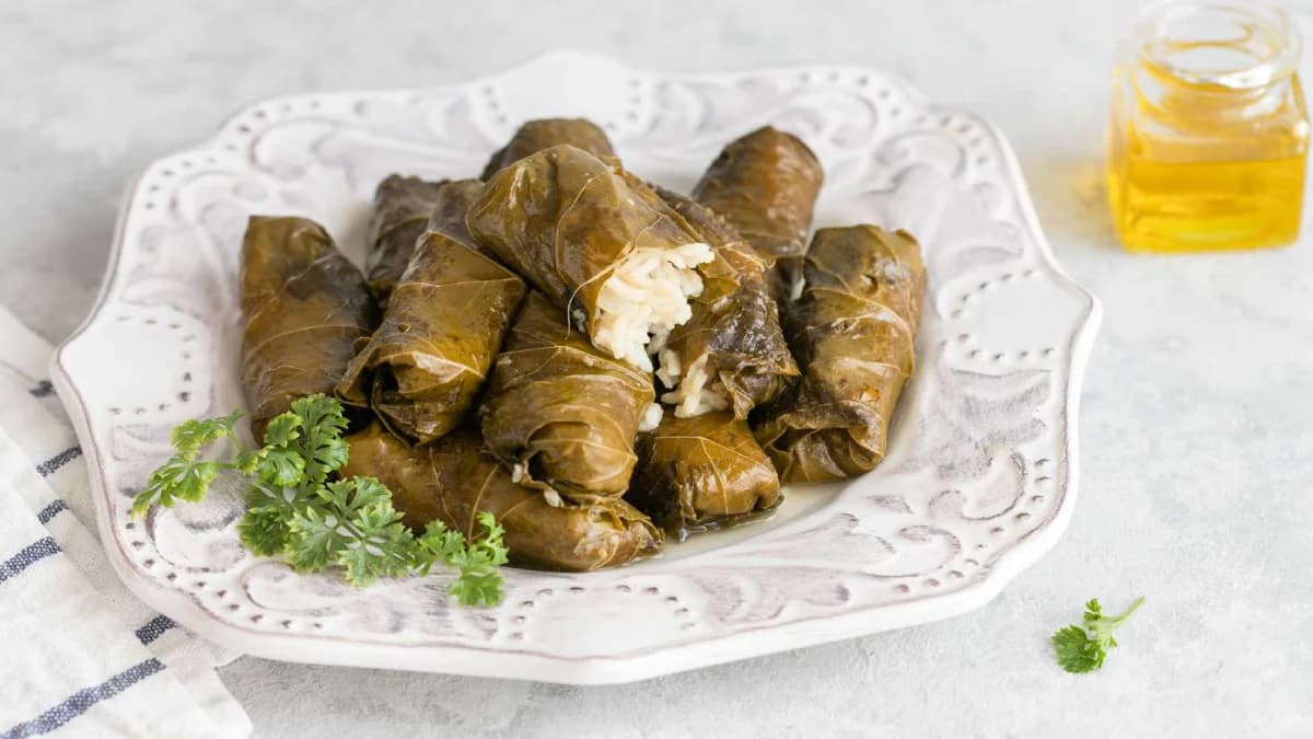 بهترین دستور سبزی دلمه برگ مو خانگی؛ برای پخت دلمه چه سبزی هایی استفاده می شود؟